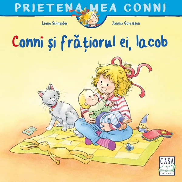 Coperta cărții „Conni și frățiorul ei, Iacob”: Conni ține un bebeluș în brațe pe o pătură de joacă, lângă o pisică